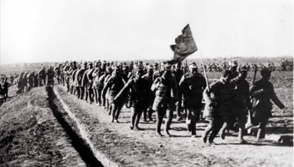 剛開完軍事會議，八路軍作戰計劃就遭洩露，司令員大怒，掏出手槍