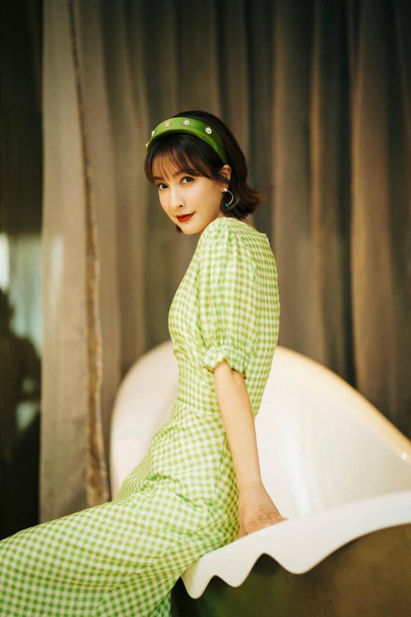 吳昕的少女感無敵了，一襲黃色格子裙清新感十足，溫柔甜美又減齡