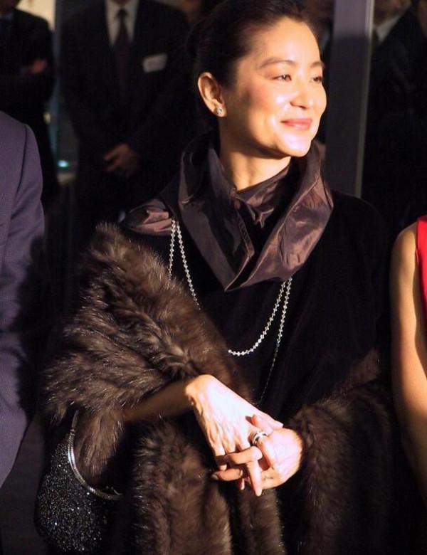 林青霞氣質太絕！穿黑色奶奶裙配皮草，不僅不顯老反而優雅又顯貴