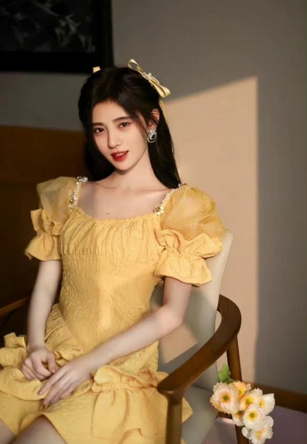 鞠婧禕穿黃色泡泡袖連衣裙可愛十足,還是半永久妝 鞠婧禕穿黃色泡泡袖連衣裙可愛十足,還是半永久妝
