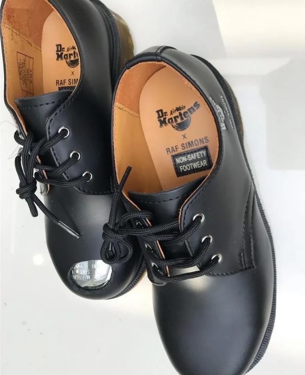 瘋狂聯名的 Dr.martens,復古鞋靴流行化後的穿搭為何這麼討喜? 瘋狂聯名的 Dr.martens,復古鞋靴流行化後的穿搭為何這麼討喜?
