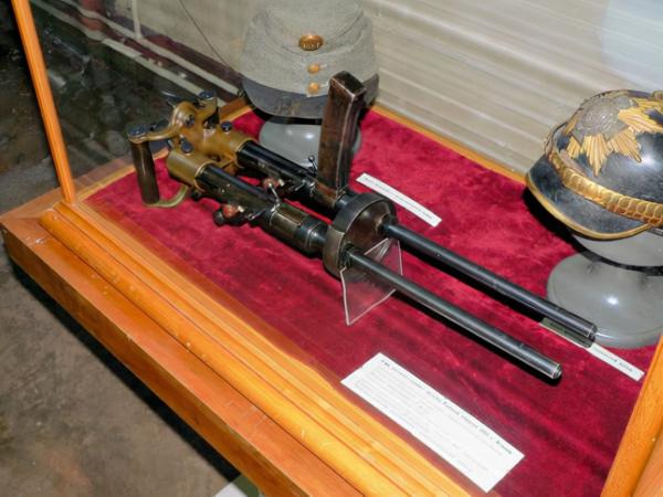 每分鐘射速3000發！跑車王國的傳奇輕武器，全世界第一把衝鋒槍