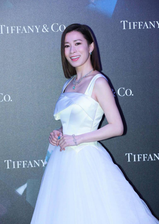 75年的佘詩曼氣質卓越，一襲白色連衣裙清新減齡，歲月對她太溫柔