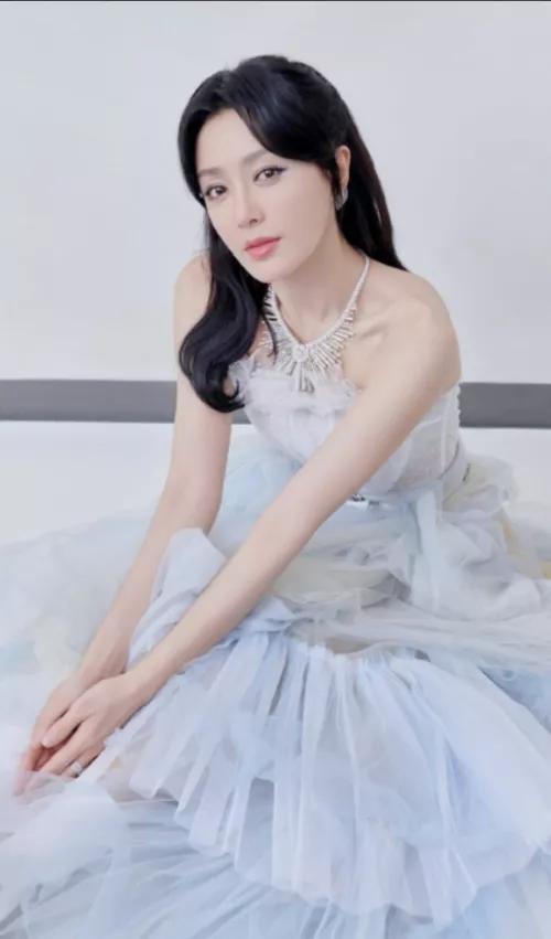 秦嵐美照一冊，欣賞