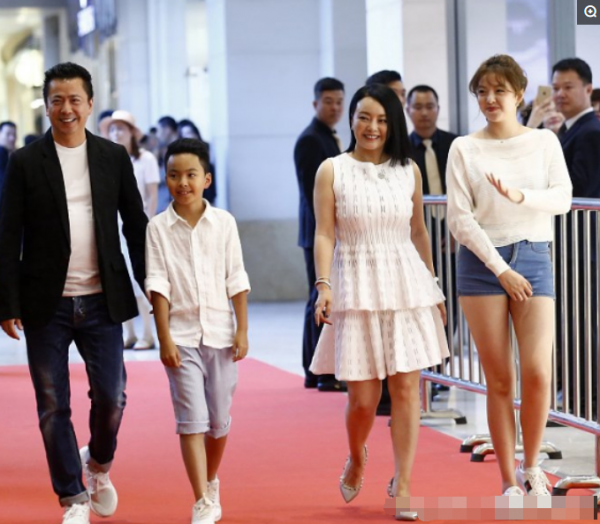 王中磊一家4口走紅毯，全家長一個樣，女兒比爸爸還高？