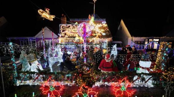 英國一身患白血病男子,給住宅佈置豪華聖誕裝飾,為慈善機構籌款 英國一身患白血病男子,給住宅佈置豪華聖誕裝飾,為慈善機構籌款