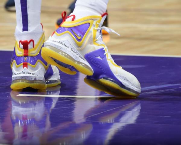 歐文8代多配色曝光，LBJ19金紫色來襲，還有一款“鬆糕鞋”？