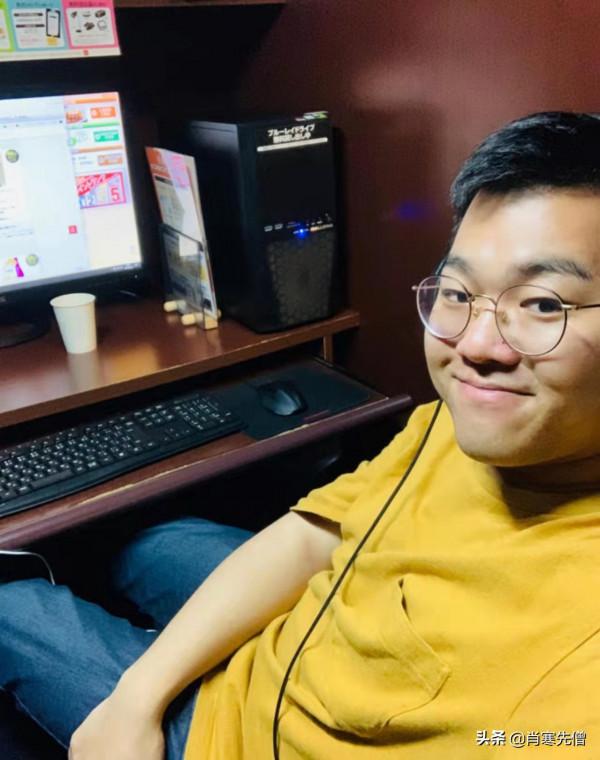 一位29歲的日本白領住在網咖，每月4000元租金，一住就是5年