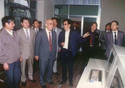 他15歲參軍，曾主政新疆兩次，晚年官至副國級，三代人全葬在新疆