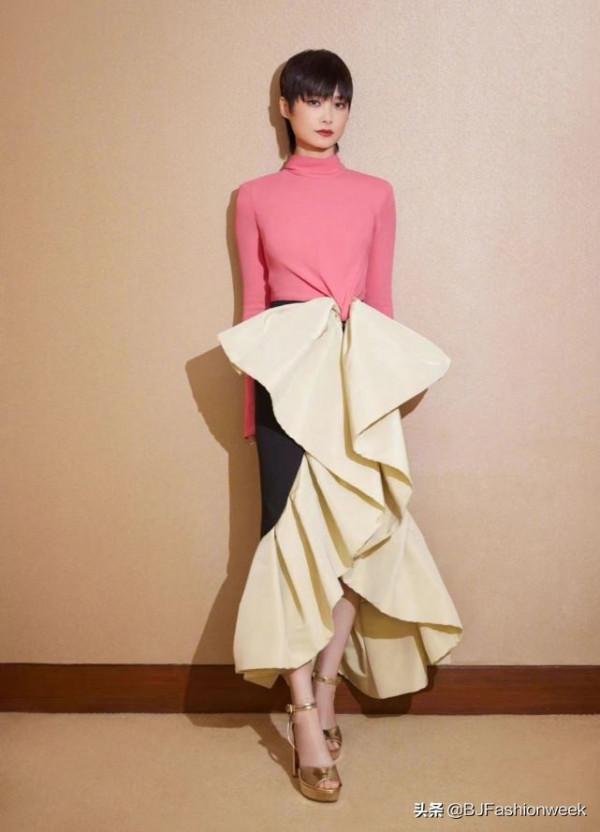 李宇春穿不規則裙裝，散發出優雅氣質，春節照搬就很美