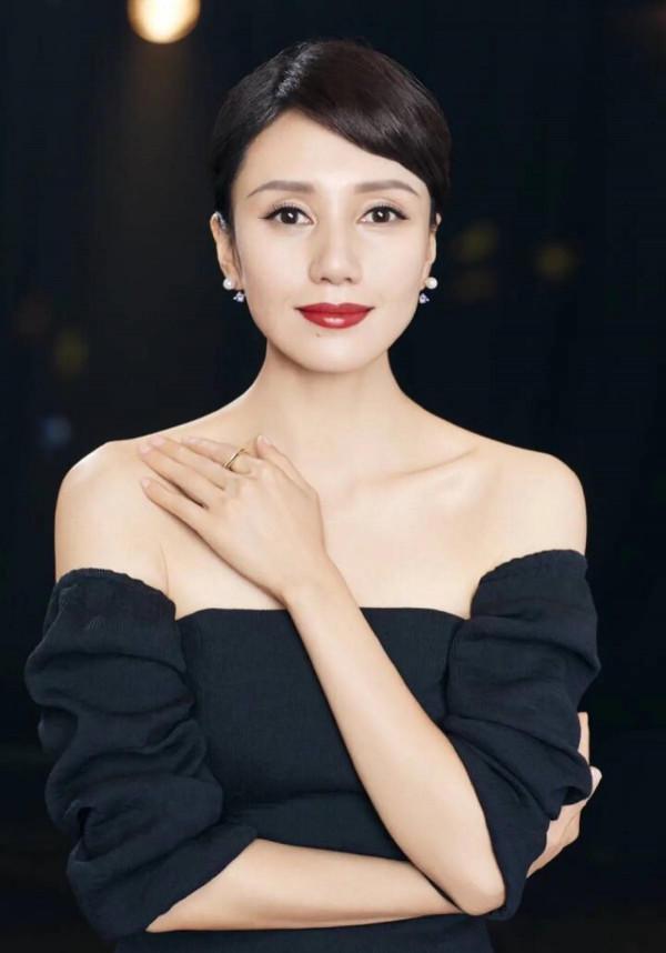 44歲袁泉真的好氣質，短髮微笑太迷人，不愧被稱為&OpenCurlyDoubleQuote;氣質女神&rdquo;