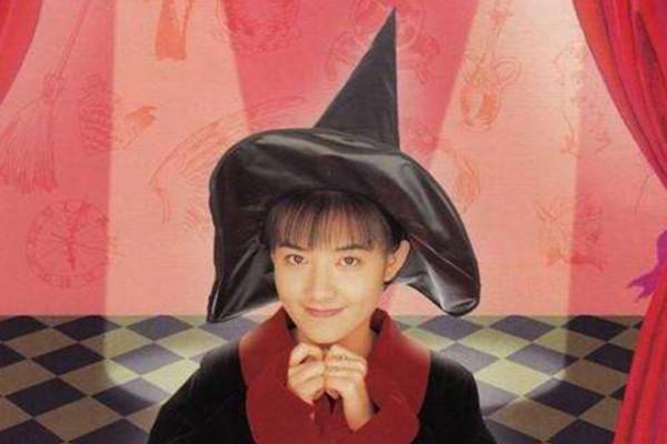 范曉萱：與母親斷絕聯絡，不結婚生子還摘除子宮的她，依然如少女