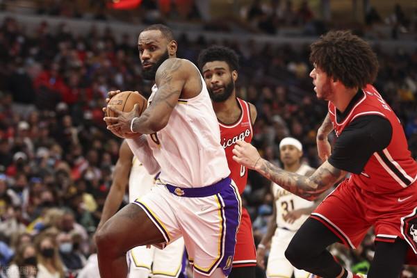 兩戰少21個進攻籃板,湖人想贏球,霍華德急需迴歸!沒濃眉真不行 兩戰少21個進攻籃板,湖人想贏球,霍華德急需迴歸!沒濃眉真不行