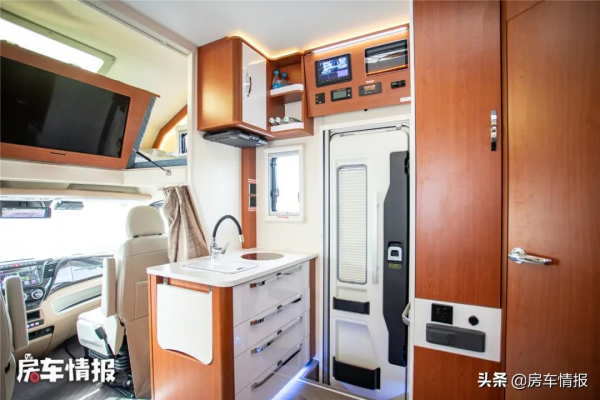 黑金剛房車真帥！越野外觀氣場不輸烏尼莫克，出廠帶電14度隨便用