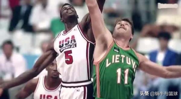 姚明與偶像薩博尼斯交手4次，看完對比，薩博尼斯還是更勝一籌