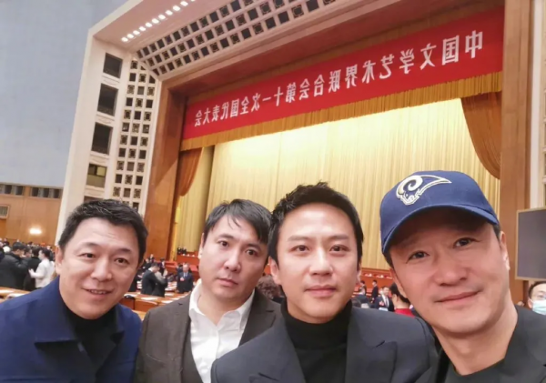 大合照裡的沈騰到底都在看些啥？