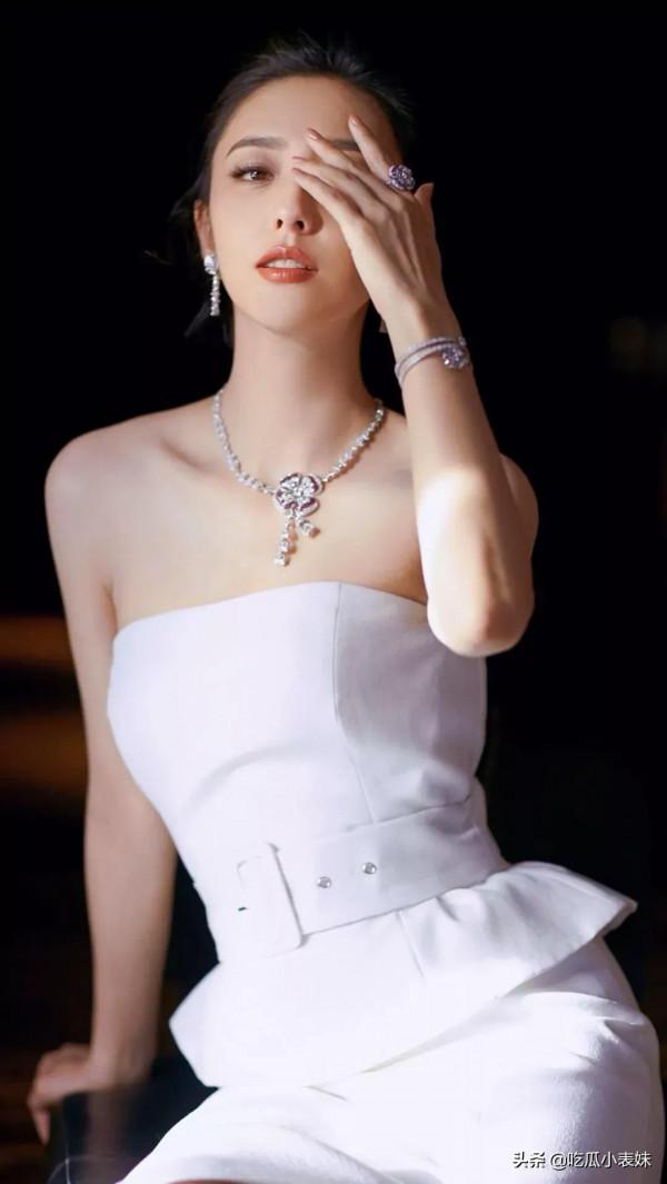 佟麗婭，清雅俏麗，優雅迷人