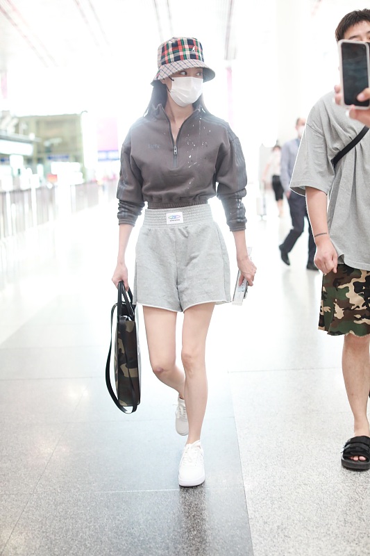 張小斐真的是不同了，隨便拿個包包都是上萬的，氣質更高貴了