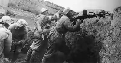 新四軍戰士到河裡去摸鬼子丟棄的機槍，突然發現水面冒出一個光頭