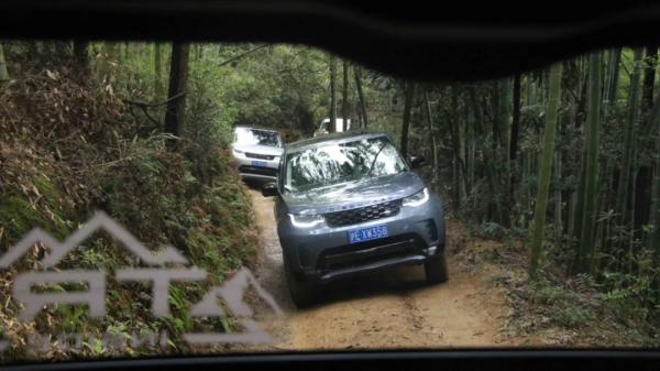 學人穿晚禮服去越野？