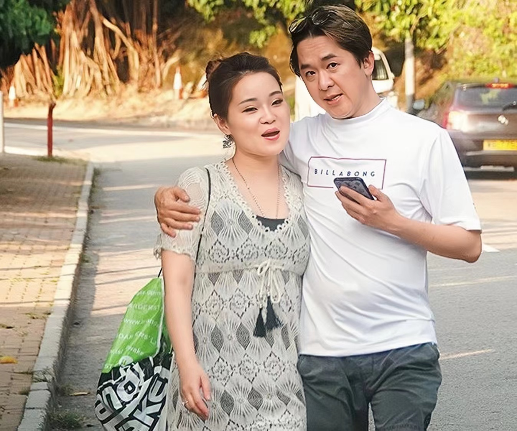 54歲的鄧兆尊:8億身家不婚不育,對3個相貌普通的女友一視同仁 54歲的鄧兆尊:8億身家不婚不育,對3個相貌普通的女友一視同仁