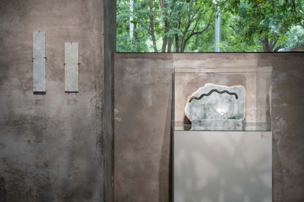 翡翠之聲充塞耳、滿眼盡為翡翠綠—何雲昌大型裝置再現故鄉的森林