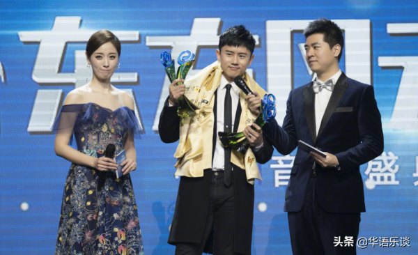 人均3座獎盃,現場無觀眾無頒獎人,這場“分豬肉”晚會有點冷 人均3座獎盃,現場無觀眾無頒獎人,這場“分豬肉”晚會有點冷