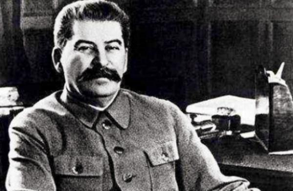 秘訪蘇聯的劉少奇為何一再拒絕斯大林的敬酒？場面一度相當尷尬