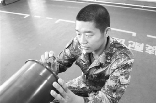 為了裝配彈藥，他把自己練成了“周伯通”