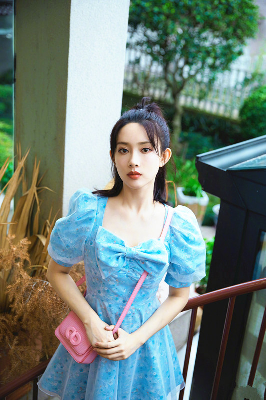 “北影校花”孟子義開放了,穿大方領裙裝秀美肩,藍色寶石真奢華 “北影校花”孟子義開放了,穿大方領裙裝秀美肩,藍色寶石真奢華