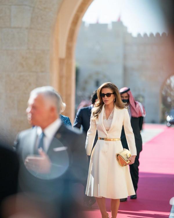 51歲約旦王后無衰老痕跡,穿白色禮服裙參加活動,美貌依然似少女 51歲約旦王后無衰老痕跡,穿白色禮服裙參加活動,美貌依然似少女