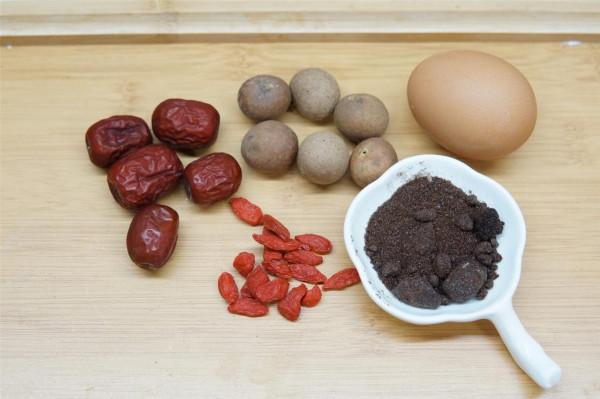 天涼了，女人有條件多喝“四寶湯”，提升元氣，面如桃花好過秋