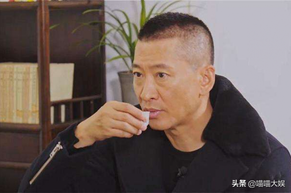 黃渤外灘照惹爭議，三兩句話幽默闢謠，網友：造謠不花錢