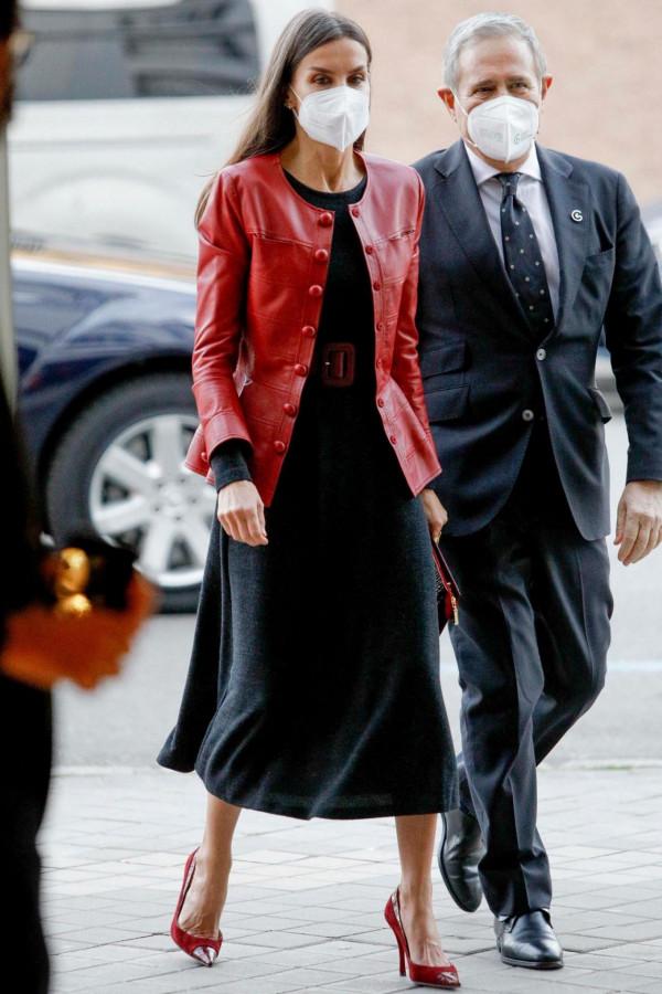 萊蒂齊亞王后又營業了，穿小黑裙踩恨天高，人那麼瘦氣場那麼強