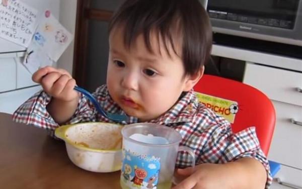 兒科醫生：寶寶輔食別亂加，4個階段吃的食物各不同