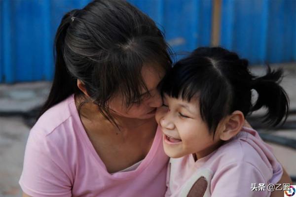 女童患怪病每天對人笑，媽媽以為她是天使，看到診斷書後痛哭不已