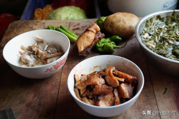 7旬大叔獨守500年古堡，1臺電視機用了30年，看他活成啥樣