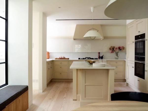 分享一間明亮住宅，僅格子窗與樓梯就圈粉無數，太有品味了