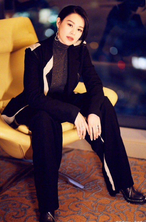 胡杏兒攜老公出席活動，淑女風打扮優雅卻不適合她，老公真帥