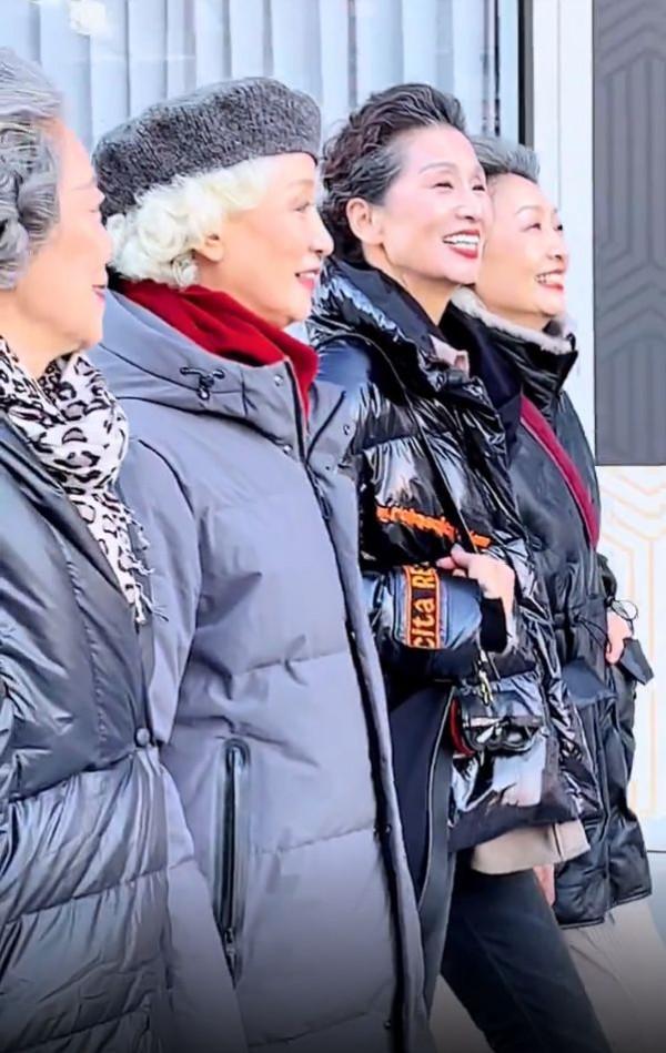 黑色羽絨服怎麼就土氣了？學70歲奶奶們這樣穿，配短靴顯高還時髦
