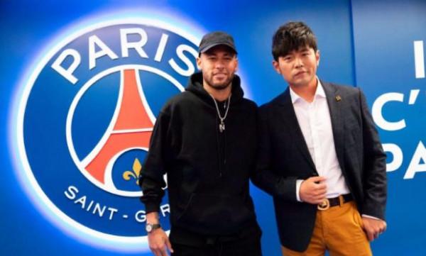 周杰倫獲贈印有自己名字的大巴黎球衣，內馬爾和姆巴佩還與其合影