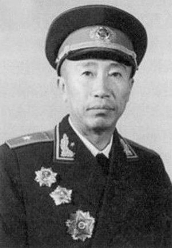 志願軍參謀長僅授少將，彭老總得知怒拍桌道：他是少將 我最多中將