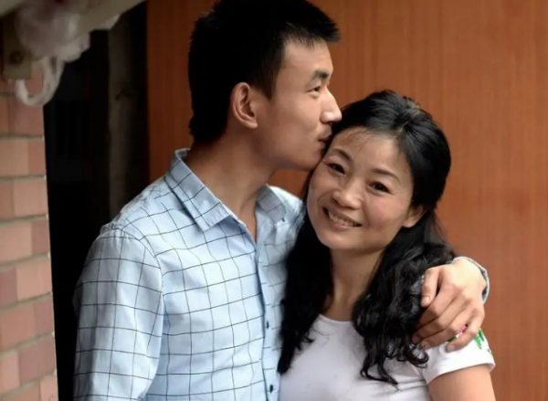 23歲小夥騎行結識真愛，卻遭家人強烈反對：她兒子都和你一般大了