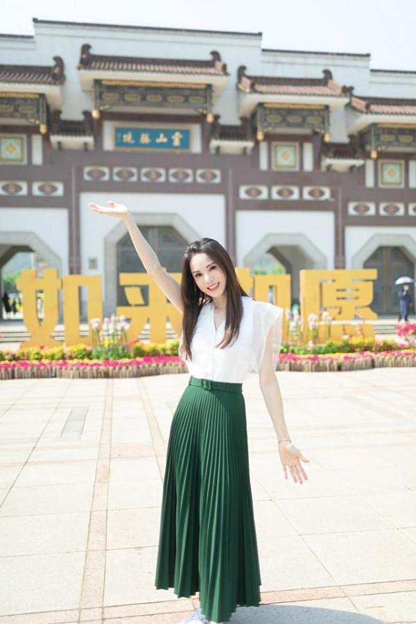 真正精緻的女人,不會總穿T恤+闊腿褲,看看李若彤你就全明白了 真正精緻的女人,不會總穿T恤+闊腿褲,看看李若彤你就全明白了