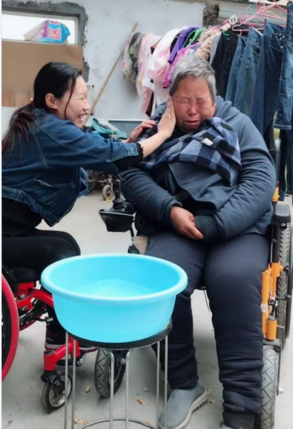 33歲山東男人,照顧癱瘓妻子13年,還揹著妻子登泰山看日出 33歲山東男人,照顧癱瘓妻子13年,還揹著妻子登泰山看日出