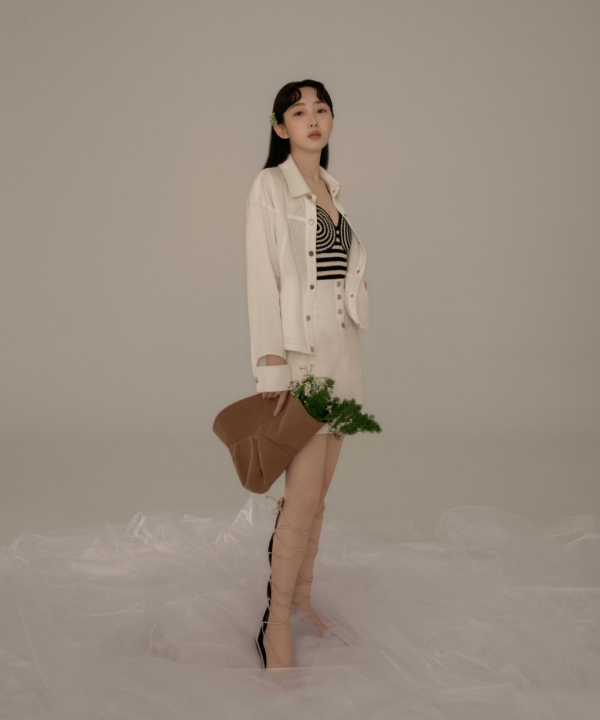 難怪能演“林黛玉”，蔣夢婕穿花苞吊帶裙出鏡，配長髮甜美柔弱