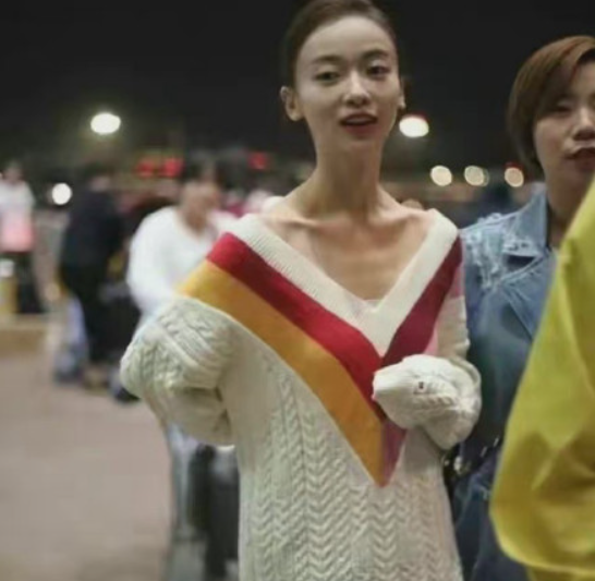 魏晨婚後素顏出鏡變化大！臉頰凹陷眉頭緊皺，嘴唇偏白氣色差