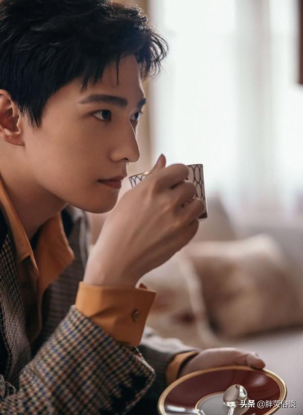 一身休閒西裝配上精緻的五官,楊洋真的很帥氣 一身休閒西裝配上精緻的五官,楊洋真的很帥氣