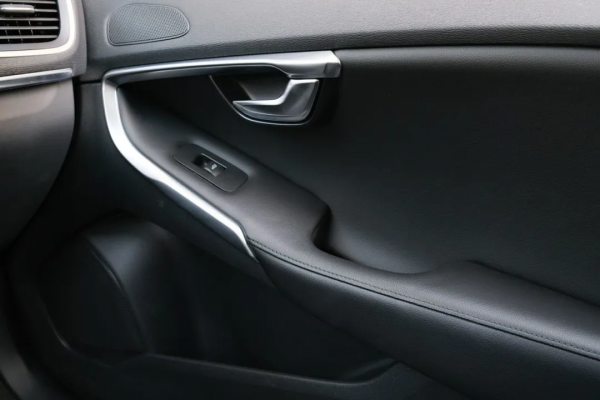 二手沃爾沃 V40：十萬級的品質代步車，安全又省心