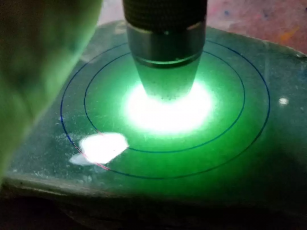 為博女友一笑,買下5.42公斤的原石,取出數條冰種滿綠手鐲 為博女友一笑,買下5.42公斤的原石,取出數條冰種滿綠手鐲